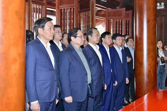 Thủ tướng dâng hương tưởng niệm Bác Hồ và các Anh hùng liệt sĩ tại Điện Biên