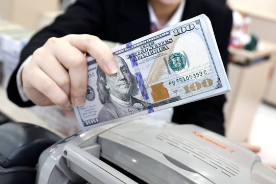 Giá USD tăng kịch trần, thị trường tự do vượt 27.000 đồng/USD