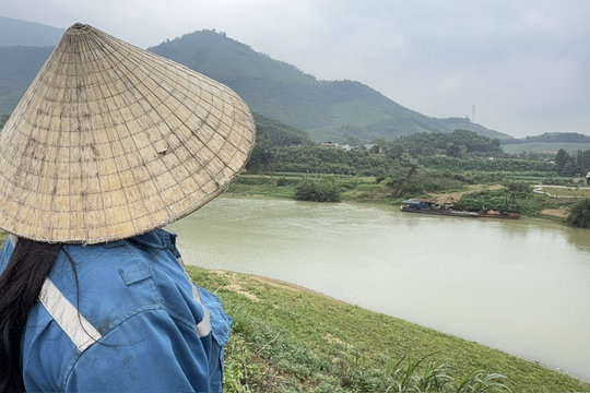 Tàu hút cát hoạt động lén lút trên sông Âm, Thanh Hóa gây sạt lở đất canh tác