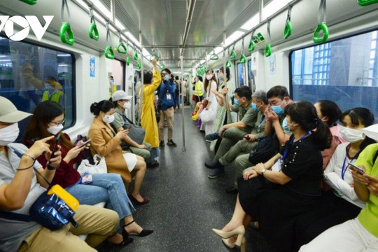 Giá xăng tăng cao, dân công sở chuyển đổi phương tiện di chuyển