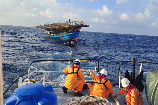 34 ngư dân gặp nạn trên vùng biển ngoài khơi tỉnh Khánh Hòa