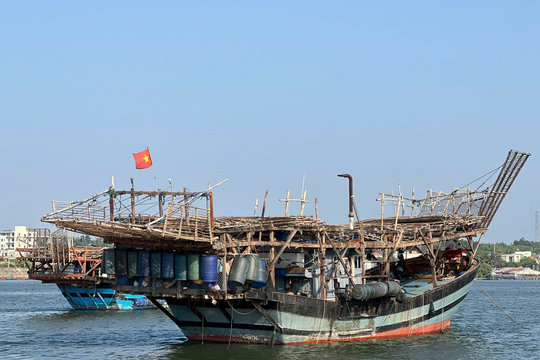 Tàu Hải quân lên đường cứu nạn tàu cá cùng 36 ngư dân Quảng Ngãi gặp nạn trên biển