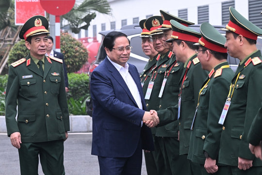 Thủ tướng: Phát huy tinh thần tự lực, tự cường phát triển công nghiệp quốc phòng