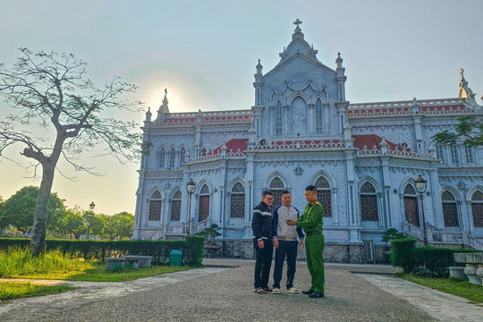 Làm việc ngày đêm in thẻ cử tri cho gần 20.000 người ở xã có gần 90% giáo dân