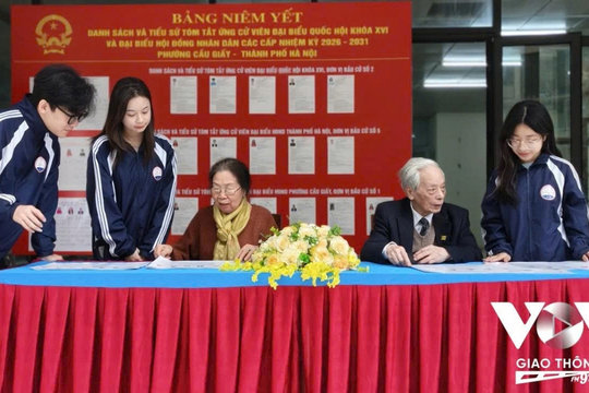 Những công dân lần đầu tiên cầm trên tay chiếc thẻ cử tri