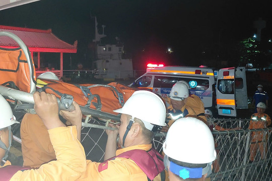 Xuyên đêm cứu nạn khẩn cấp một bệnh nhân nguy kịch từ Cù Lao Chàm vào bờ điều trị