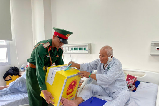 Bầu cử tại TP.HCM: Những lá phiếu đặc biệt từ bệnh viện và cử tri khuyết tật