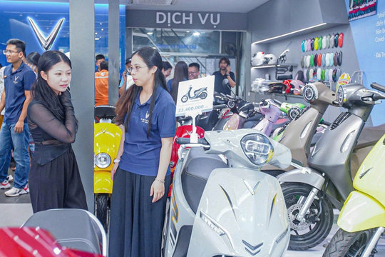 Giá xăng dầu tăng cao, nhu cầu mua xe máy điện tăng đột biến
