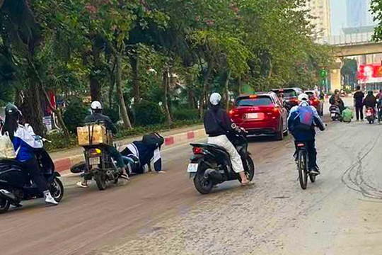 Hà Nội: Hàng loạt người trượt ngã khi lưu thông trên đường Tô Hiệu và Quang Trung