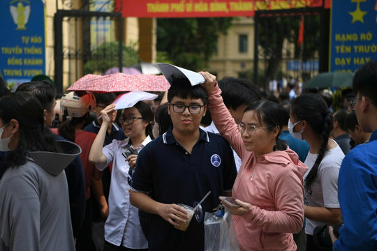 Học phí đại học tăng mạnh: Nỗi lo “gánh nặng kép” của phụ huynh