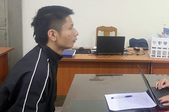 Tạm giữ đối tượng cầm dao bắt người đi đường quỳ lạy ở Hà Nội