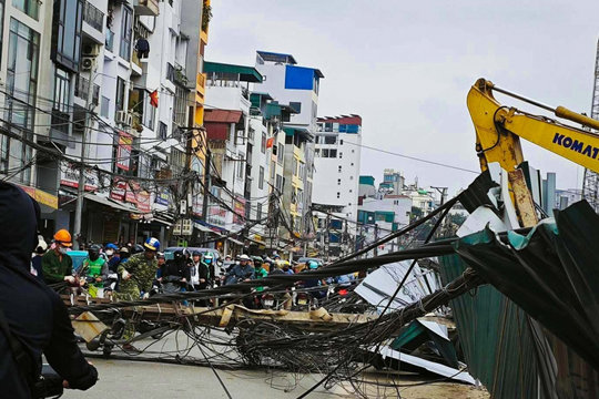 Cột điện bất ngờ gãy đổ chắn ngang phố Đê La Thành, Hà Nội