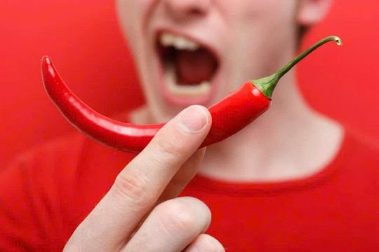 Ăn cay nhiều có hại thế nào? 7 cảnh báo bạn không nên bỏ qua