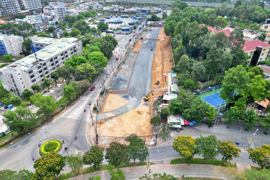Cổng chính Đại học Quốc gia TP.HCM dang dở vì vướng mặt bằng