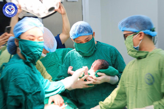 Sản phụ 60 tuổi sinh bé trai khỏe mạnh tại Bệnh viện Phụ sản Trung ương