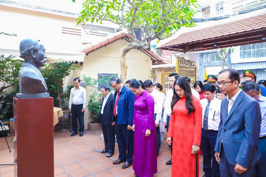 Dâng hương tưởng niệm 100 năm ngày mất của cụ Phan Châu Trinh