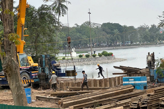 Đẩy nhanh tiến độ thi công trạm bơm hồ điều hòa giữa công viên Thống Nhất