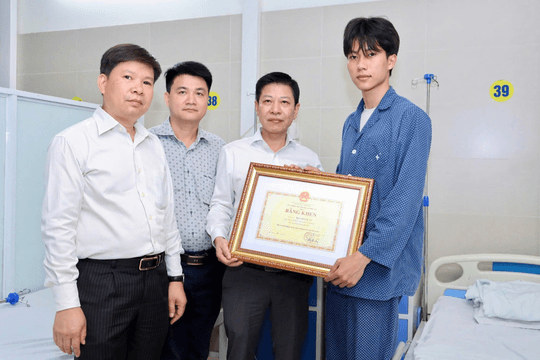 Nam sinh lao vào đám cháy cứu người được quyền Bộ trưởng GD&ĐT tặng Bằng khen