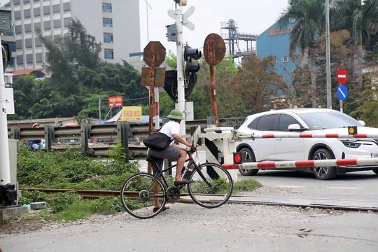 Bất chấp chuông báo, vẫn đánh cược mạng sống qua khe hở đường ray