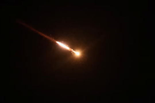 Houthi tham chiến, lần đầu phóng tên lửa vào Israel