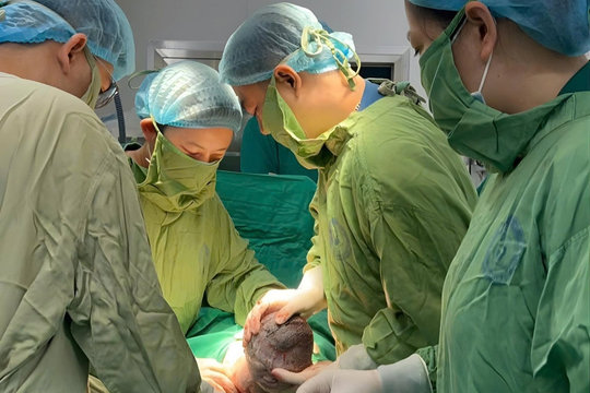 Em bé mang 'đôi cánh tí hon' chào đời diệu kỳ sau ca can thiệp từ bụng mẹ