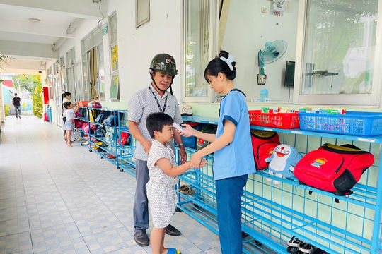 Bệnh tay chân miệng tăng đột biến, trường học ứng phó ra sao?