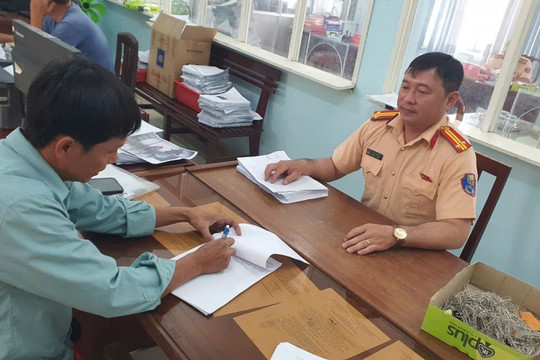 Xử phạt hai tài xế điều khiển phương tiện chạy ngược chiều ở Đồng Tháp
