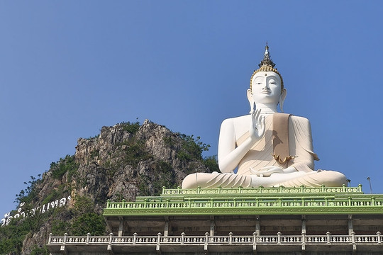 Chiêm ngưỡng tượng Phật khổng lồ trên núi ở chùa Tham Khao Laem của Thái Lan
