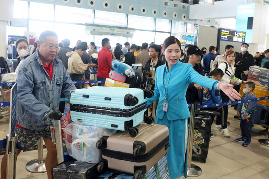 Hàng không siết an toàn, yêu cầu hỗ trợ hành khách trước làn sóng hủy chuyến