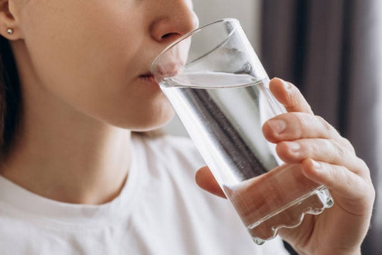 Lý do nên uống một ly nước ngay sau khi thức dậy mỗi ngày