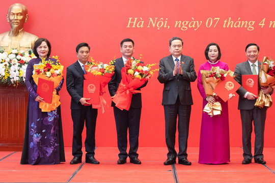 Chủ tịch Quốc hội chủ trì lễ công bố và trao các nghị quyết về công tác cán bộ