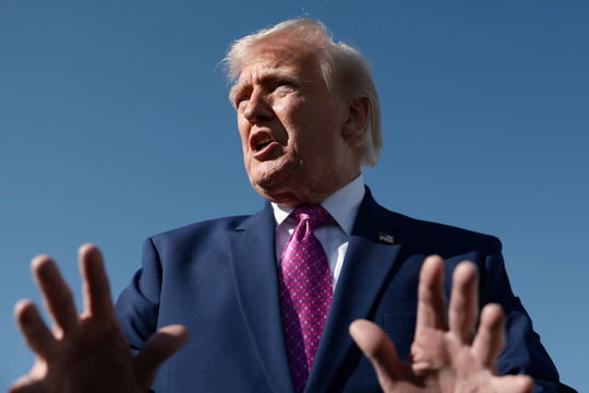 Ông Trump tuyên bố eo biển Hormuz sẽ sớm mở cửa trở lại