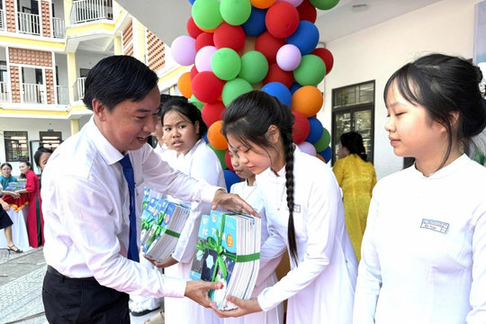 Xã đầu tiên trong cả nước cấp sách giáo khoa miễn phí cho học sinh