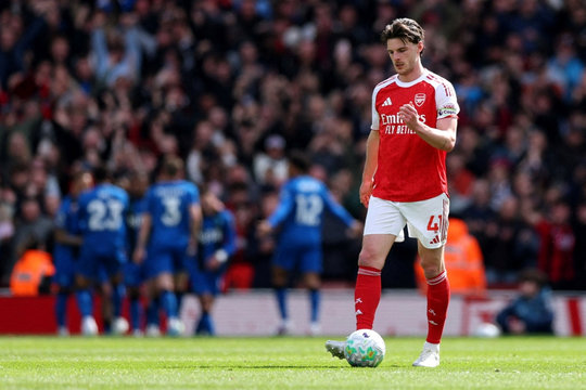 Bảng xếp hạng Ngoại hạng Anh mới nhất: Arsenal sảy chân trên đường đua vô địch