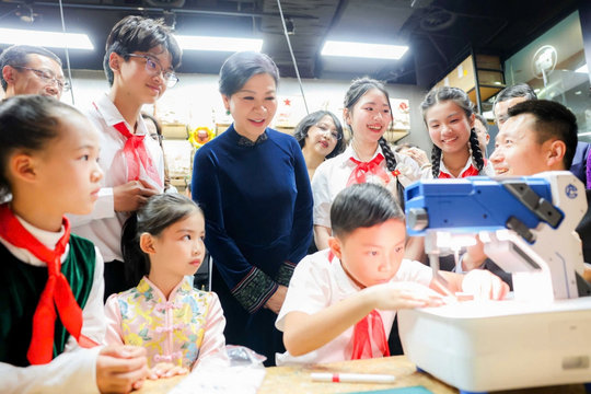 Phu nhân Ngô Phương Ly thăm Trung tâm Tống Khánh Linh tại Bắc Kinh, Trung Quốc