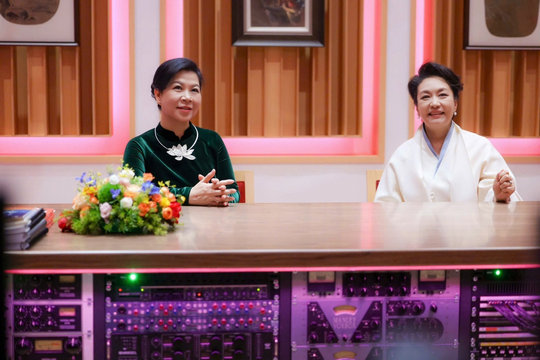 Bà Ngô Phương Ly gặp gỡ, trao đổi với bà Bành Lệ Viên