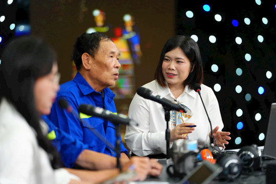 Vệt âm thanh từ lòng đất đến rẻo cao: Những "vết cắt" đời sống trên sóng phát thanh trực tiếp