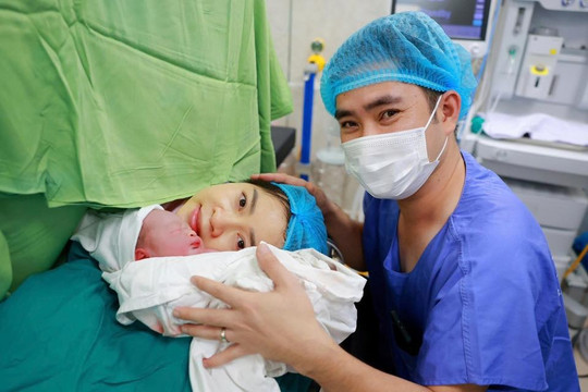 Kỳ tích tại BV Phụ sản Hà Nội: Hai trẻ song sinh chào đời cách nhau 13 tuần