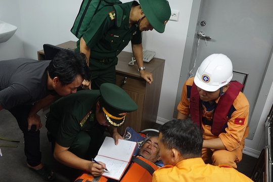 Cấp cứu kịp thời ngư dân bị đột quỵ ở vùng biển Hoàng Sa, thành phố Đà Nẵng
