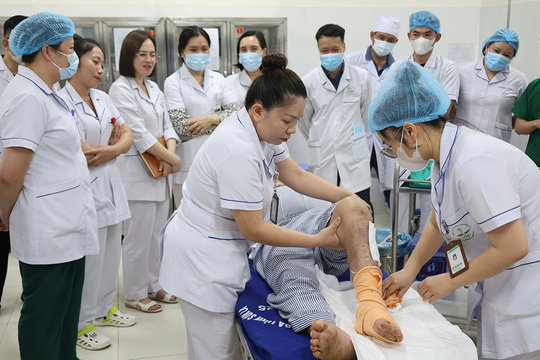 Chuyên gia cao cấp về miền núi tập huấn cấp cứu ngừng tuần hoàn cho y tế cơ sở