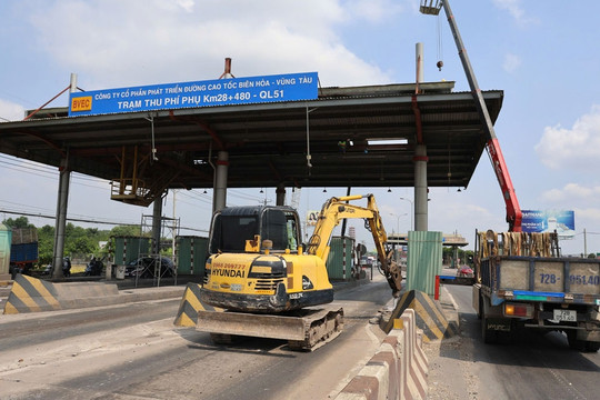 Tháo dỡ hai trạm thu phí bỏ hoang trên Quốc lộ 51 đoạn qua Đồng Nai