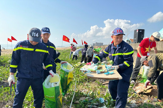 Đắk Lắk làm sạch bãi biển hưởng ứng "Earth Day Việt Nam 2026"