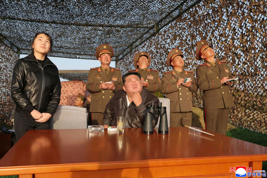 Ông Kim Jong-un và con gái trực tiếp giám sát vụ phóng tên lửa mang đầu đạn chùm