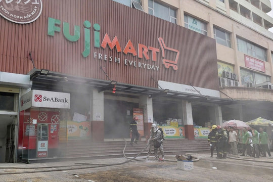 Cháy siêu thị trên đường Lê Duẩn, Hà Nội