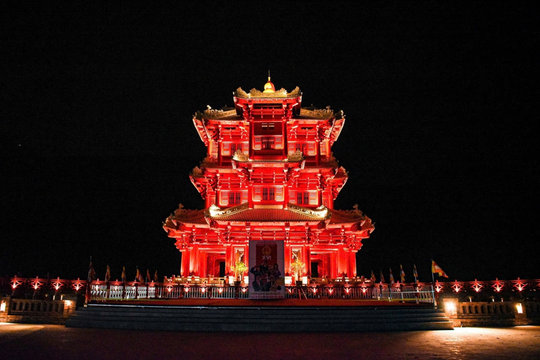 Cận cảnh tháp chuông Tây Yên Tử lung linh về đêm ở Bắc Ninh