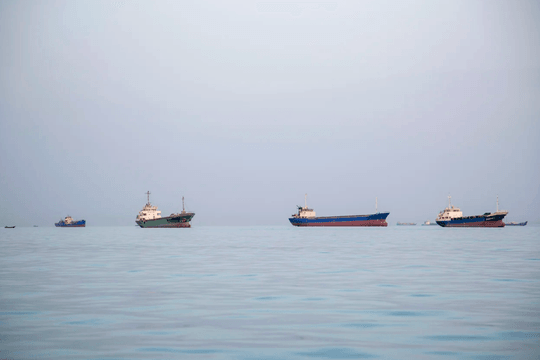 Iran nhận khoản thu đầu tiên từ phí cầu đường qua eo biển Hormuz