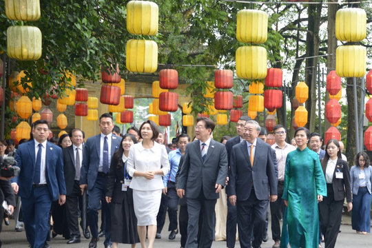 Tổng Bí thư, Chủ tịch nước và Tổng thống Hàn Quốc tham quan Hoàng Thành Thăng Long