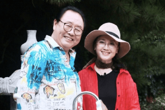 'Trư Bát Giới' Mã Đức Hoa: Viết 300 thư tay, tặng vợ nhẫn kim cương ở sân bay
