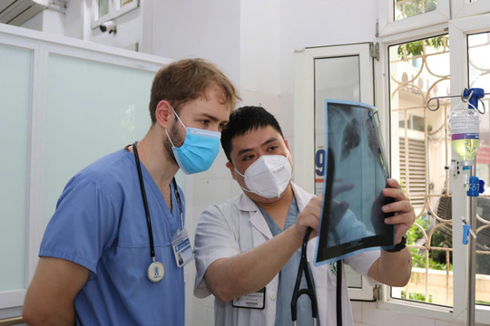 Vì sao nhiều bác sĩ từ các nước tiên tiến sang Việt Nam học nghề mỗi năm?