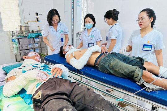Dùng xăng chữa bỏng, hai người đàn ông phải nhập viện